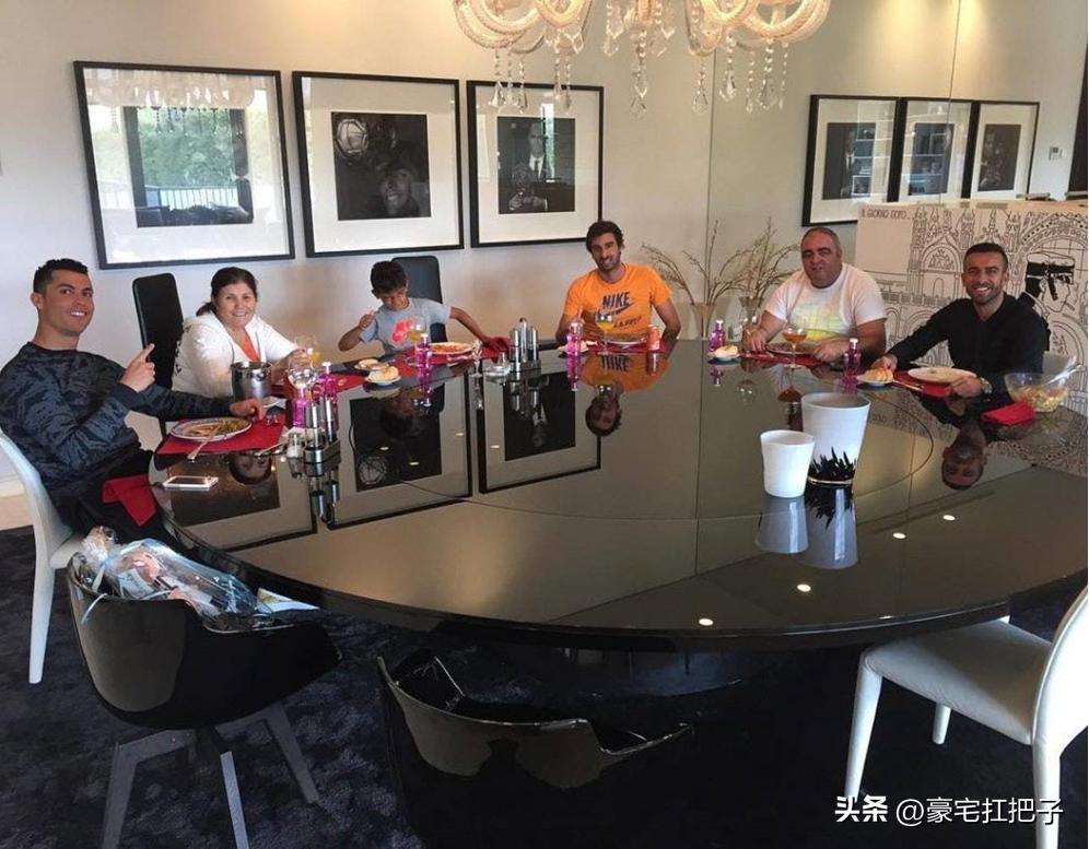 C罗9套豪宅曝光，女友花半小时才走到客厅，车库有超20辆顶级跑车