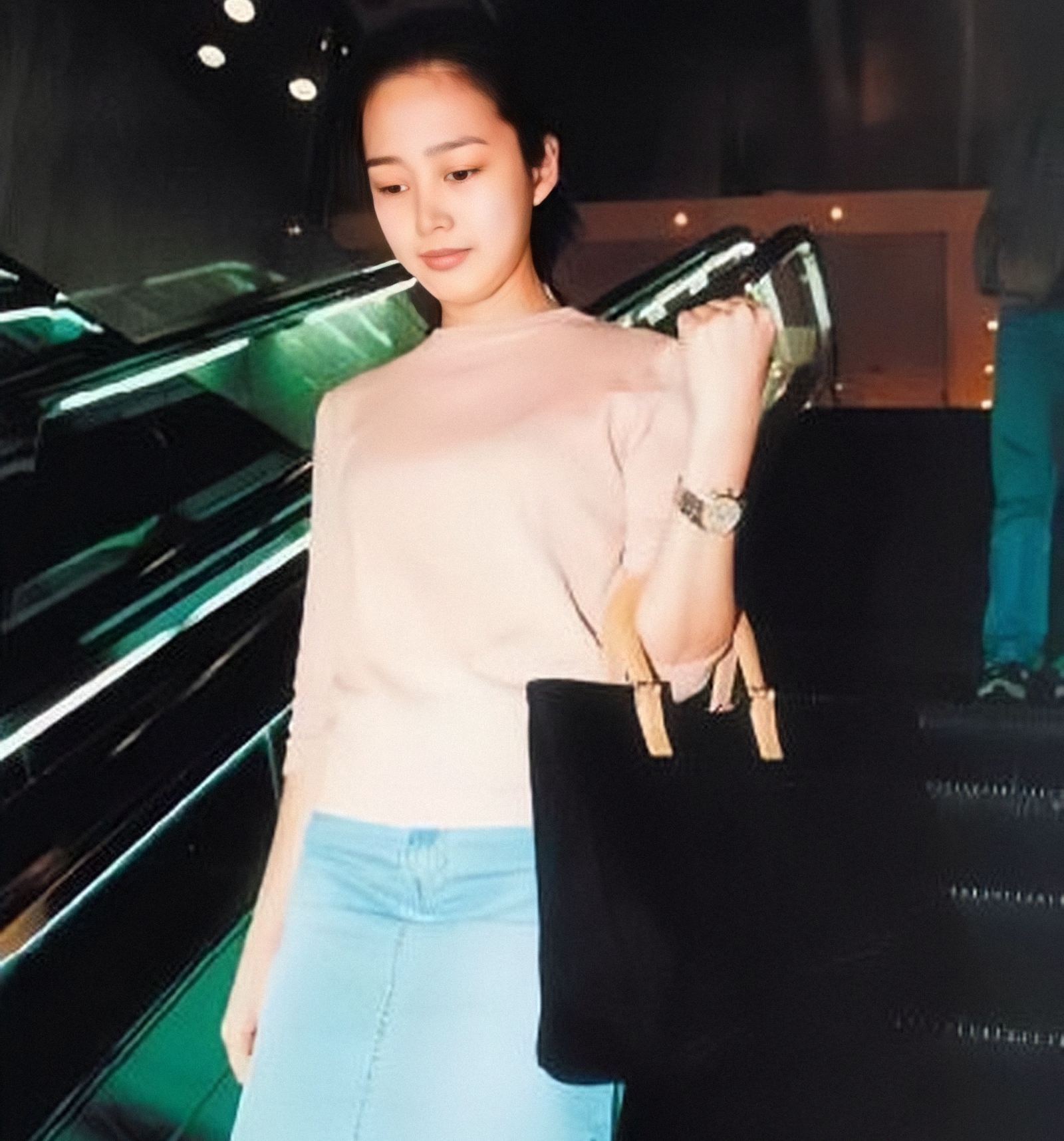 富家千金私自生下孩子,富家千金意外怀孕却被穷小子抛弃