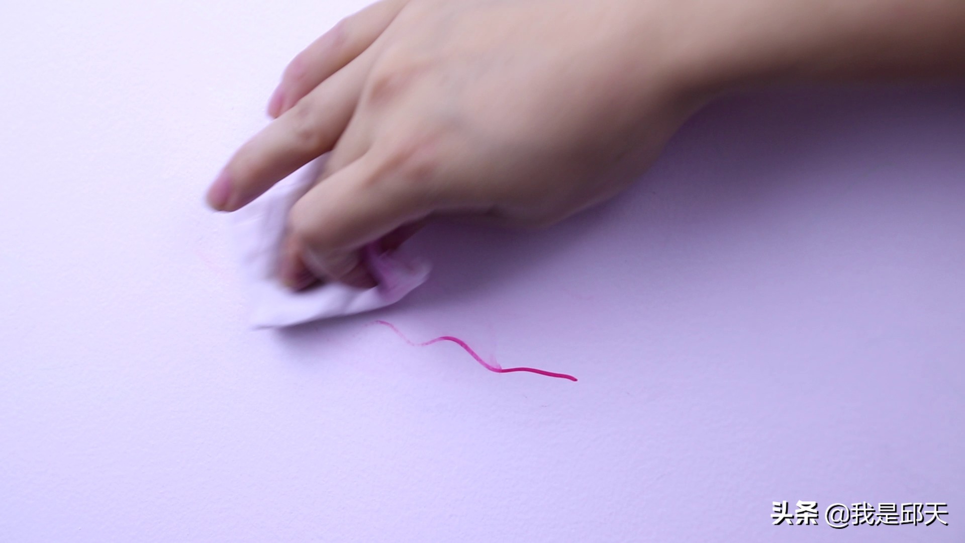 如何清除白墙上孩子乱画的痕迹,小孩子墙壁油性笔乱画怎么清除