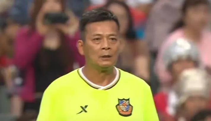 黄日华踢球风波在哪里踢,黄日华踢人视频