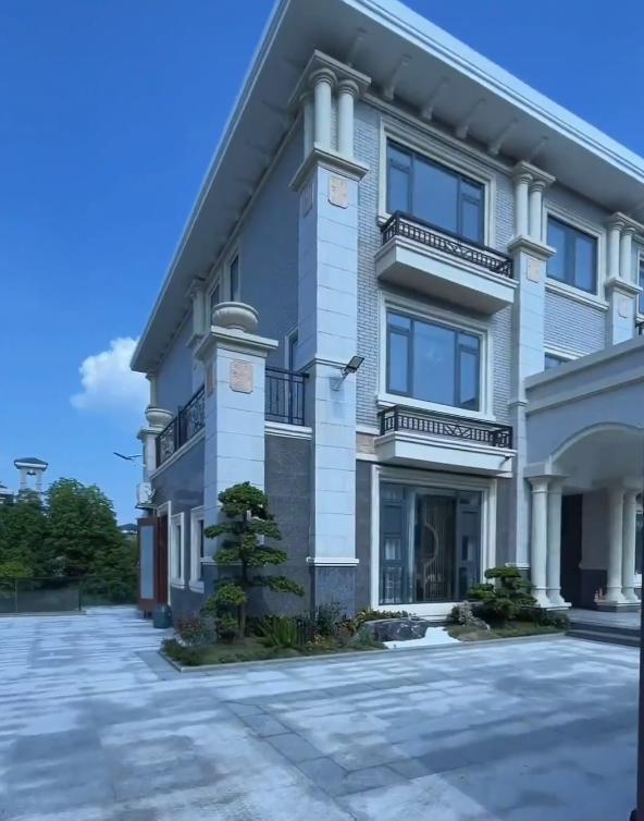 米卢离开中国时，北京154平豪宅55万贱卖董路，如今值多少钱？