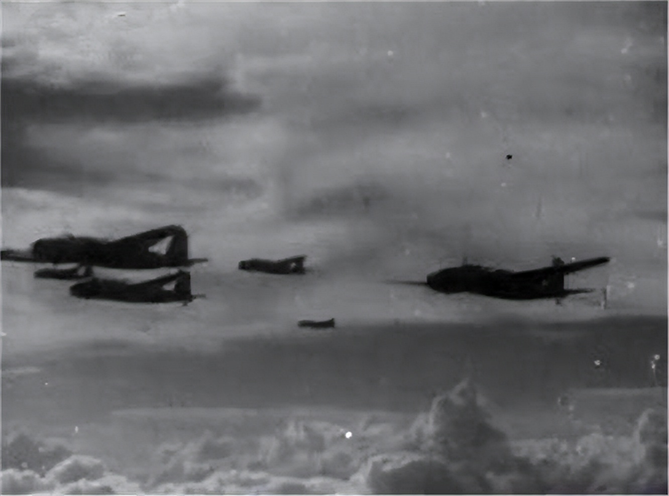 84年前，他撞向日本战机以身殉国，24天后，未婚妻跳江殉情：他们的故事我们不敢忘