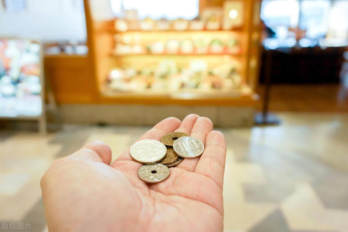 村长夫人的火锅店，生意异常火爆，但却不赚钱