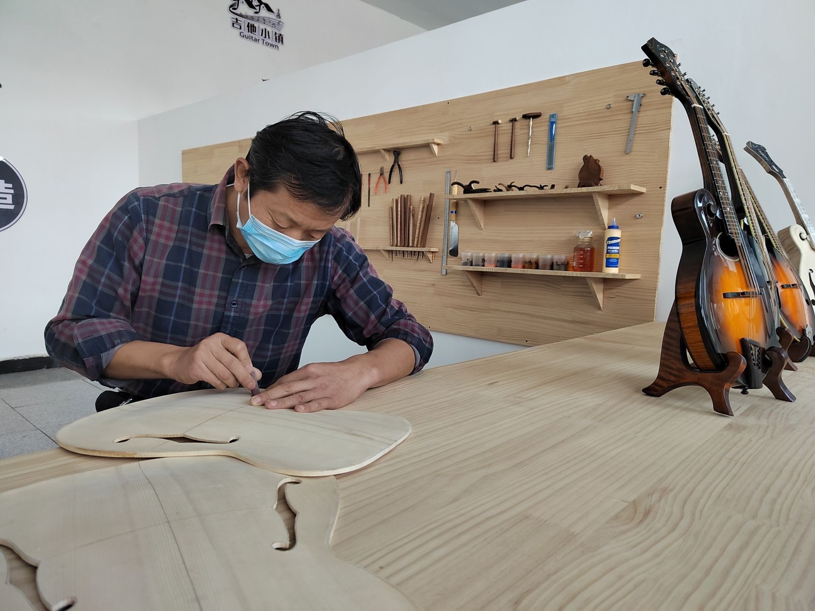山东手造｜“乐器小镇”奏新章，鄌郚吉他在消费升级中显魅力
