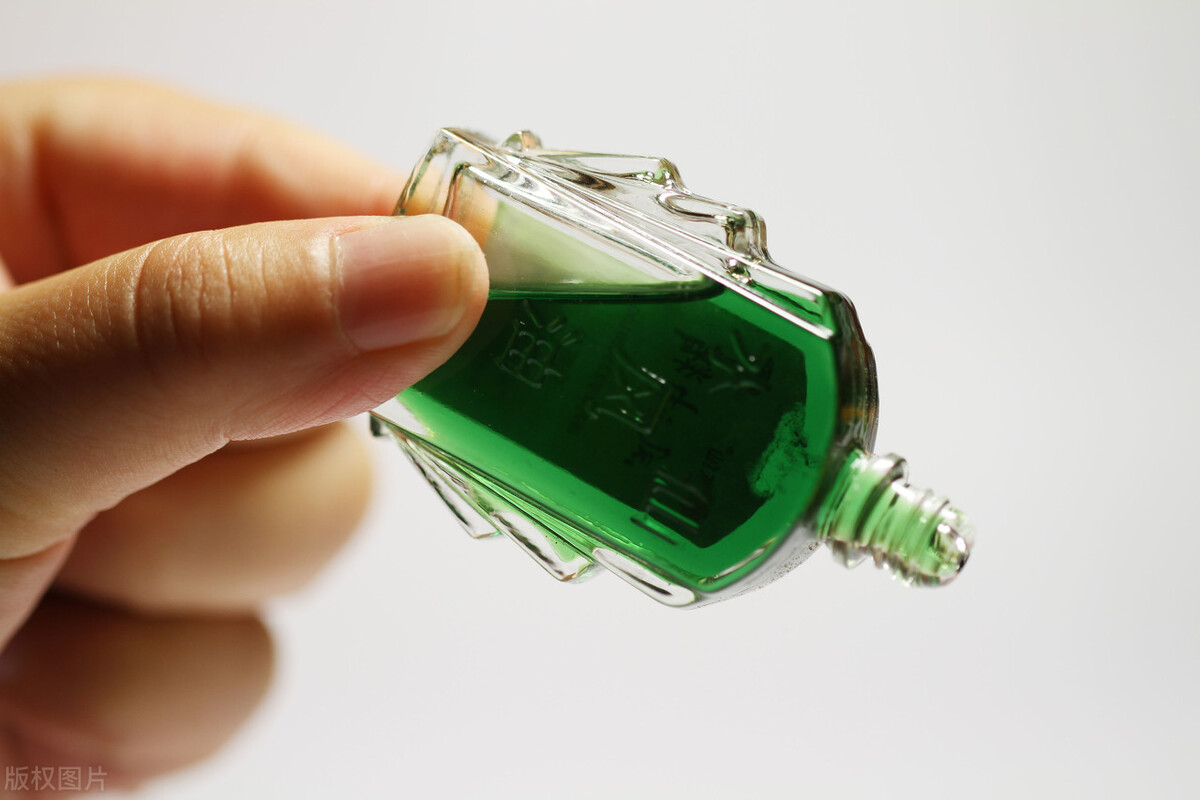 小苏打加洗衣粉洗衣服的正确方法,怎么快速去除衣服上的洗衣粉痕迹