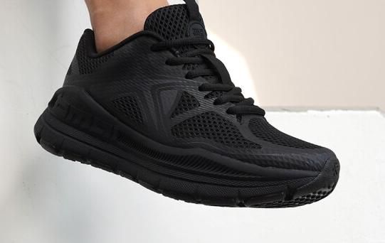 纯黑色跑鞋推荐前十名,入门级纯黑跑鞋推荐