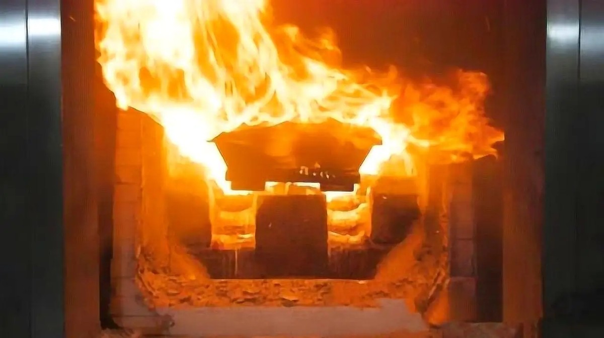 辣条油真实事件,辣条是不是用死人的地沟油做成的