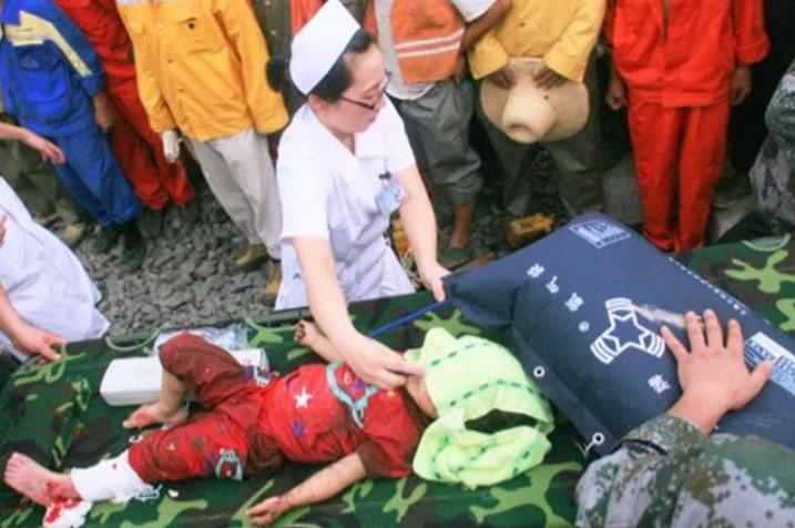 温州小伊伊现状,温州动车事故小伊伊谁救的