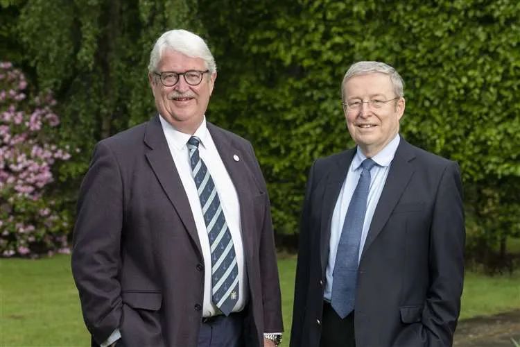 英女王百年的酒窖,英国女王文物