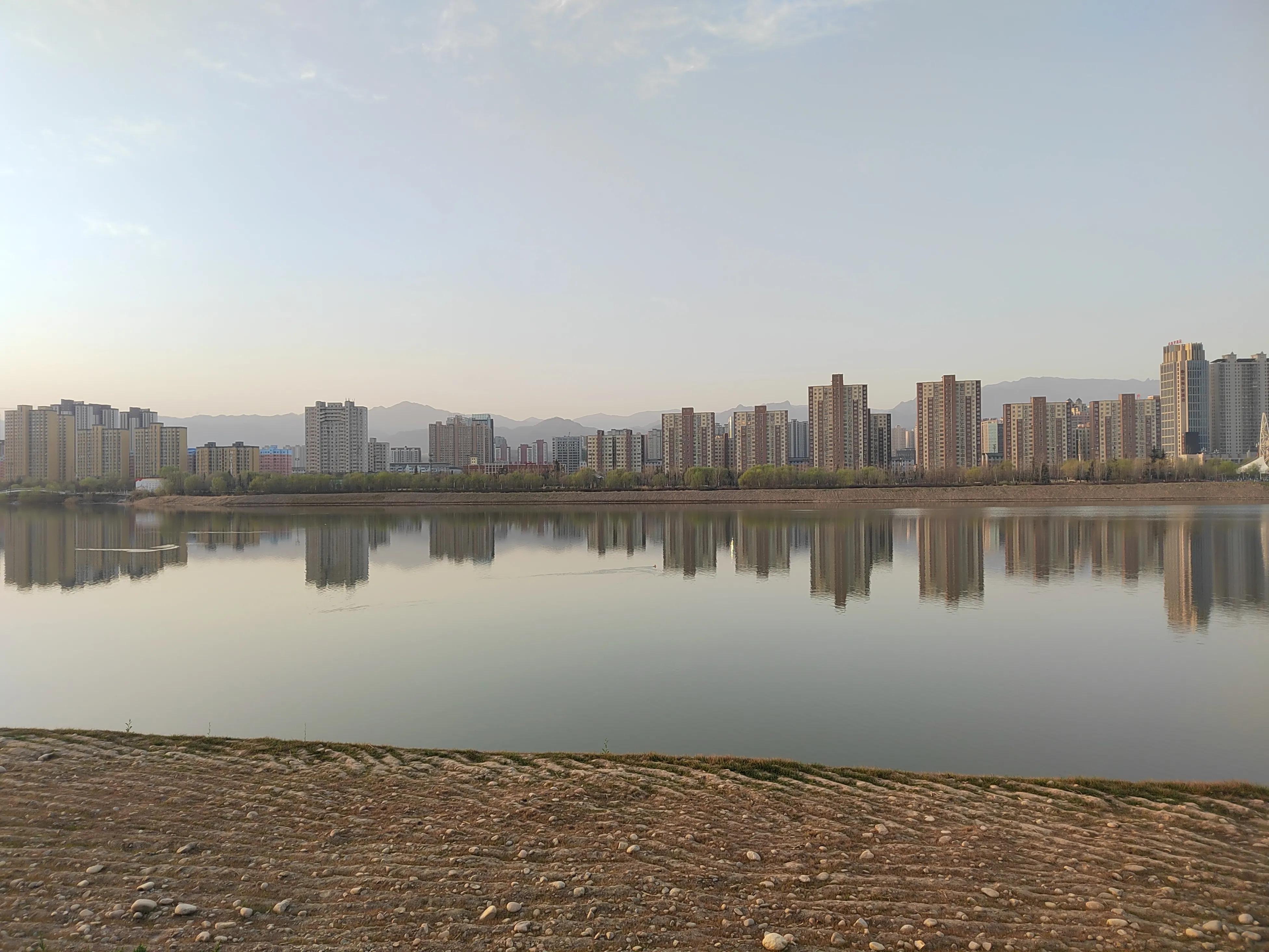 春天来了，美景再现，该踏青和锻炼身体了，为足球比赛储备体力。