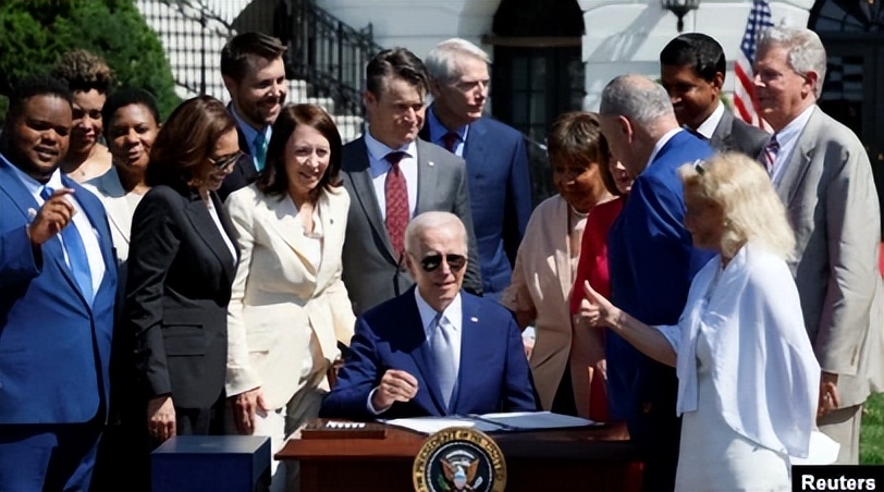 为了一个爵位，贝克汉姆脸都不要了？