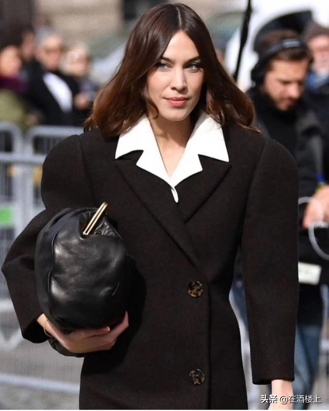 不用穿金戴银装饰自己,不用穿金戴银