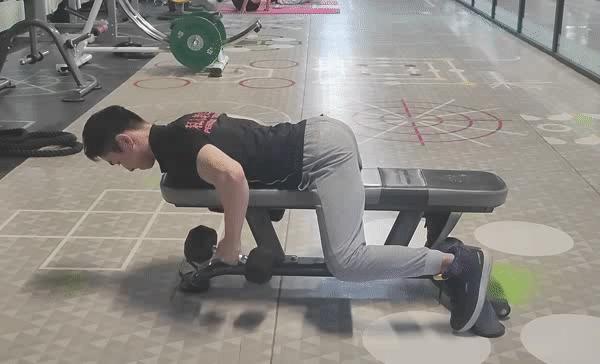 练肩膀和背的力量训练哑铃健身房,哑铃瘦胳膊瘦背最有效的运动