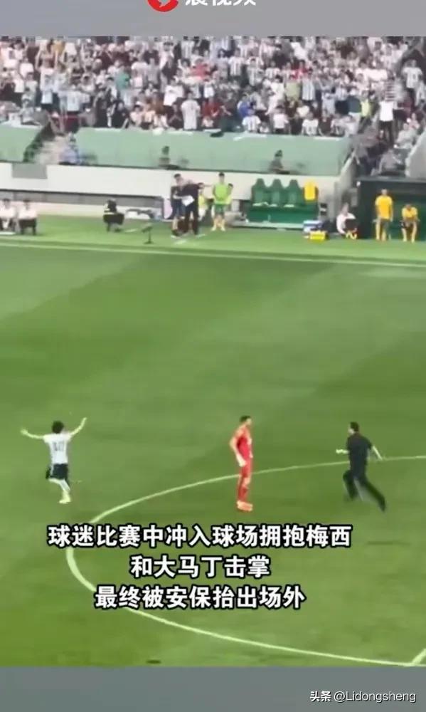 比赛抱梅西,对手跪下抱梅西