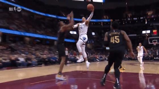 狄龙肘击米切尔原视频,灰熊vs骑士米切尔狄龙