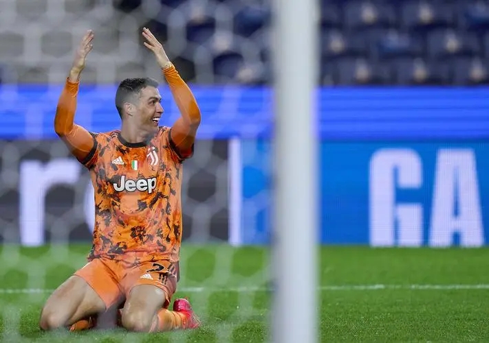 c罗忽悠任意球,足球场上的演技大师c罗差点笑场