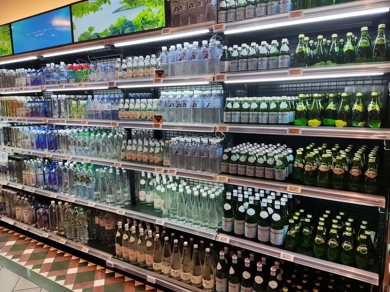 内卷、噱头、降价，高端水难有新故事