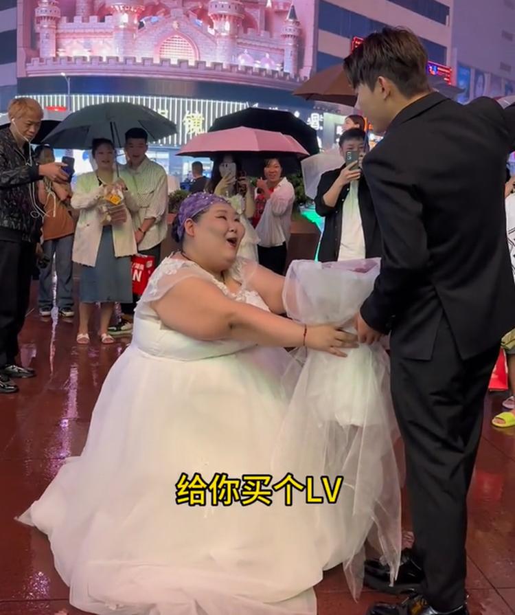 女子穿婚纱表白哥哥完整版,女生穿婚纱被男生表白