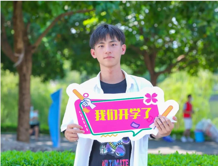 地铁摆拍男,最近很火的地铁男生照片