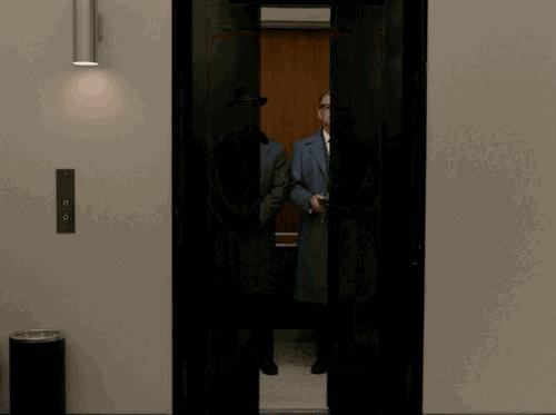 电梯被困心里特别慌什么原因,电梯卡住了你不要慌