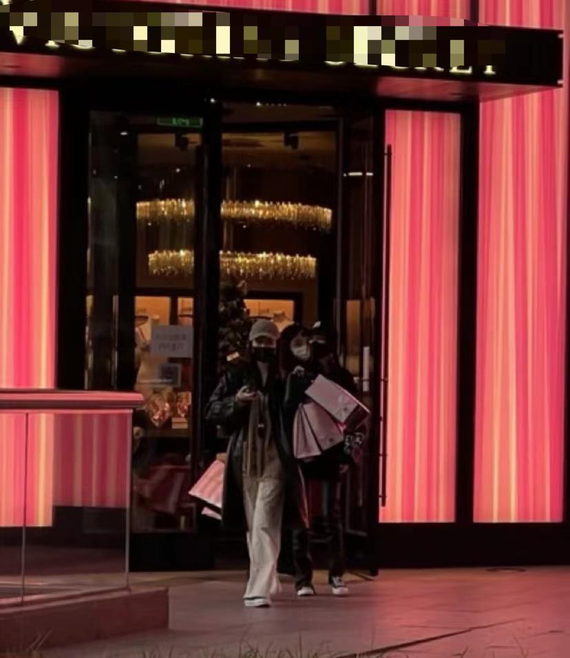 明星也爱薅羊毛！杨幂逛打折内衣店狂下单，特意挑红色过本命年