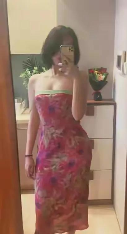 直播国企领导与小三出轨逛街被拍，天价*养包**的小三身材果然火辣！