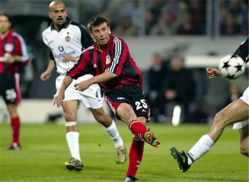 承诺不去拜仁，拒绝巴萨尤文，德国多面手被忠诚耽误，退役时零冠