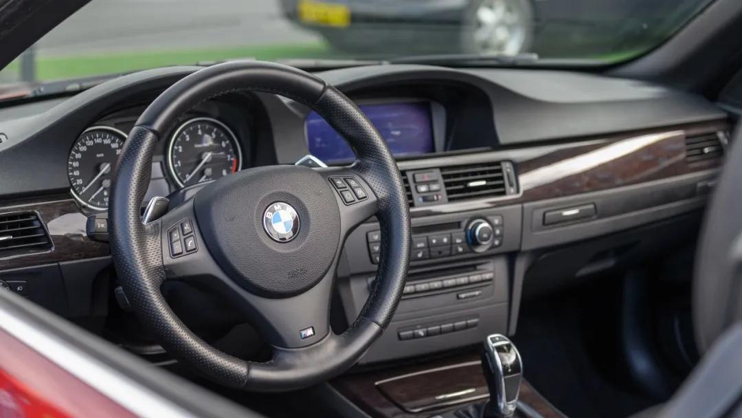 宝马335i硬顶敞篷落地多少,宝马335i二手还值得买吗