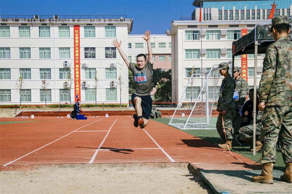 战味十足铁血男儿勇争排头兵,战味十足直击新兵训练现场