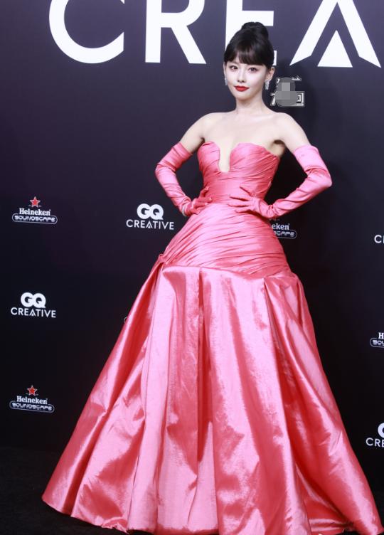 李沁gq红毯点评,gq红毯李沁第二套衣服