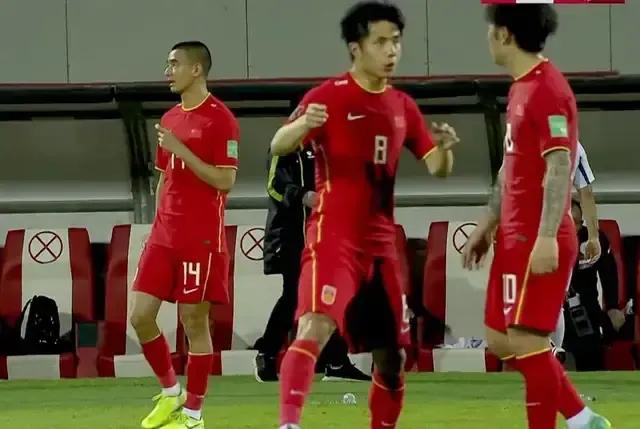 浅析国足如何解决中场盯人不紧、出球不畅的问题