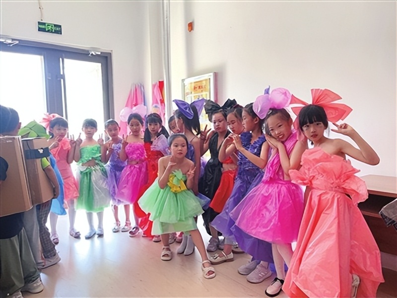 穿上环保服孩子们秀得“嗨”