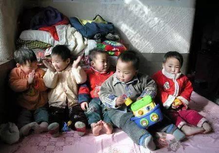 年轻夫妻给孩子起名,老公给六胞胎取名字