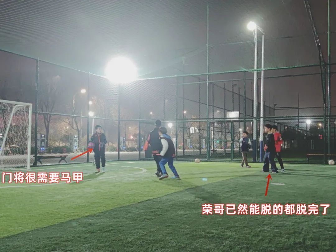 踢足球必须有哪些装备,为什么踢足球烧钱