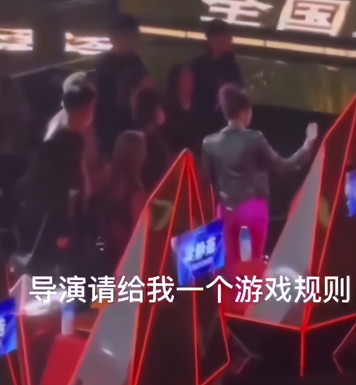 知情人曝李玟摔倒后节目组没停,知情人曝李玟摔倒后节目组喊停