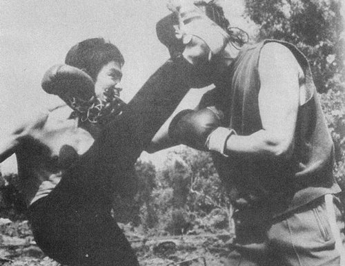 李小龙被神话还是确实有实力,李小龙被群众演员打脸片段