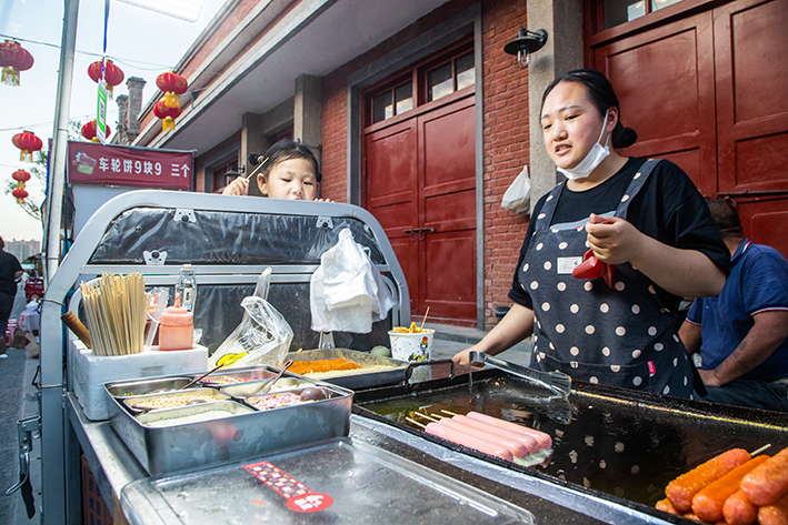 豫北老街体验市民夜生活，青年人摆地摊烟火气息浓，千年古城火了