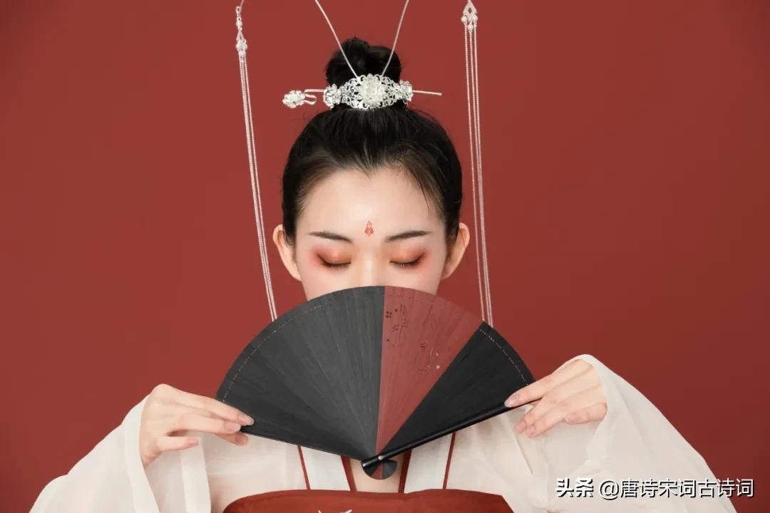 心中埋藏多少爱与愁,眉眼间满满的柔情