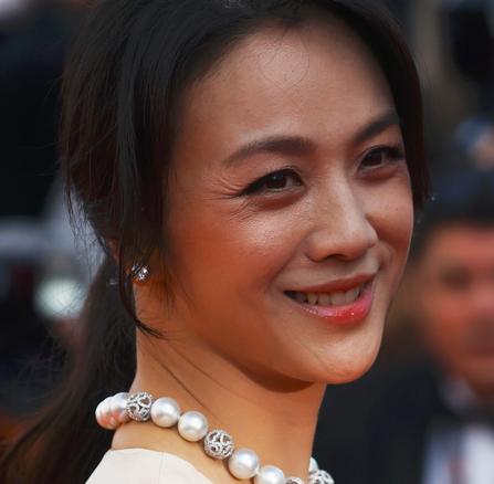 把最火的王心凌，与尴尬的汤唯放在一起，明星的遮羞布碎了一地