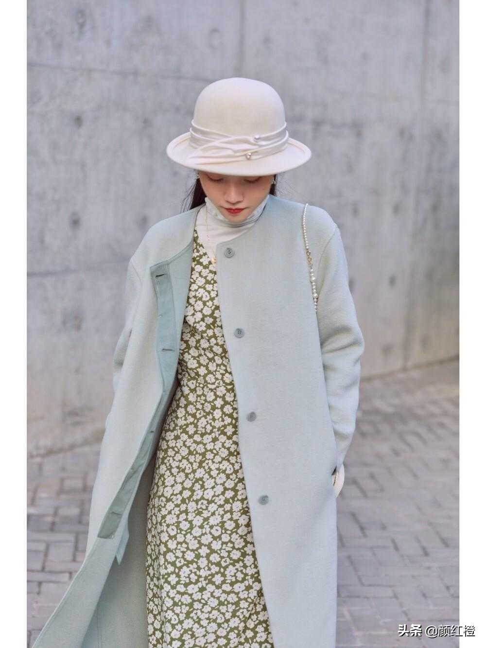 碎花裙开叉款大衣怎么搭配,大衣碎花裙搭配优雅大方有韵味