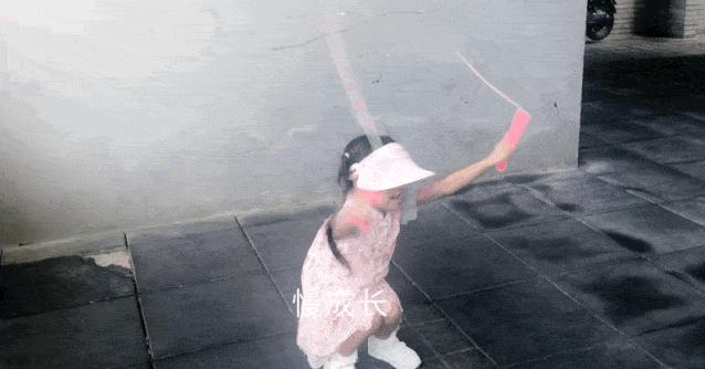 宝宝不会爬也不愿意趴怎么办,七个月宝宝不会爬总想站