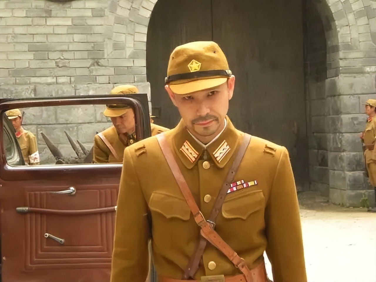 抗战时,一村长混入日军炮楼,发信号后才发现,接应部队还没上来