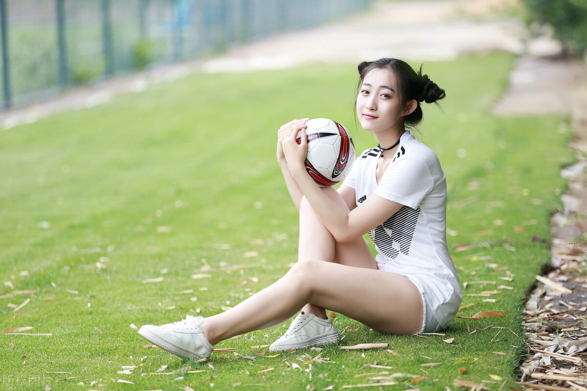 足球宝贝晒美照,欧洲杯足球宝贝最火的照片