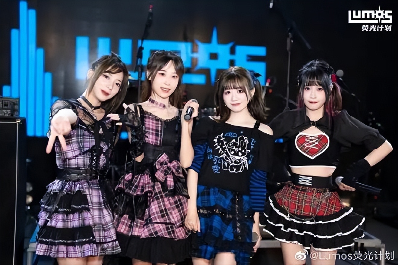 月薪不过万的北京打工人,周末偷偷做「偶像」赚钱