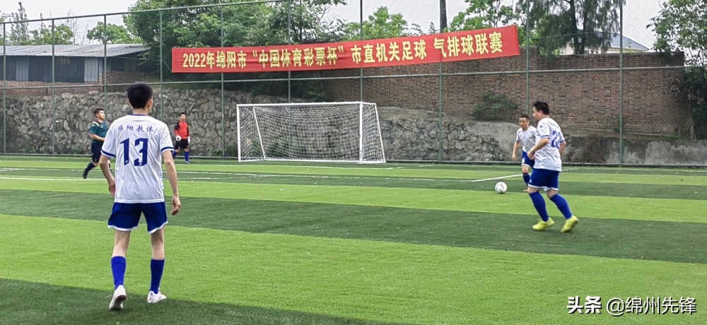 强身健体篮球训练,以球会友足球比赛