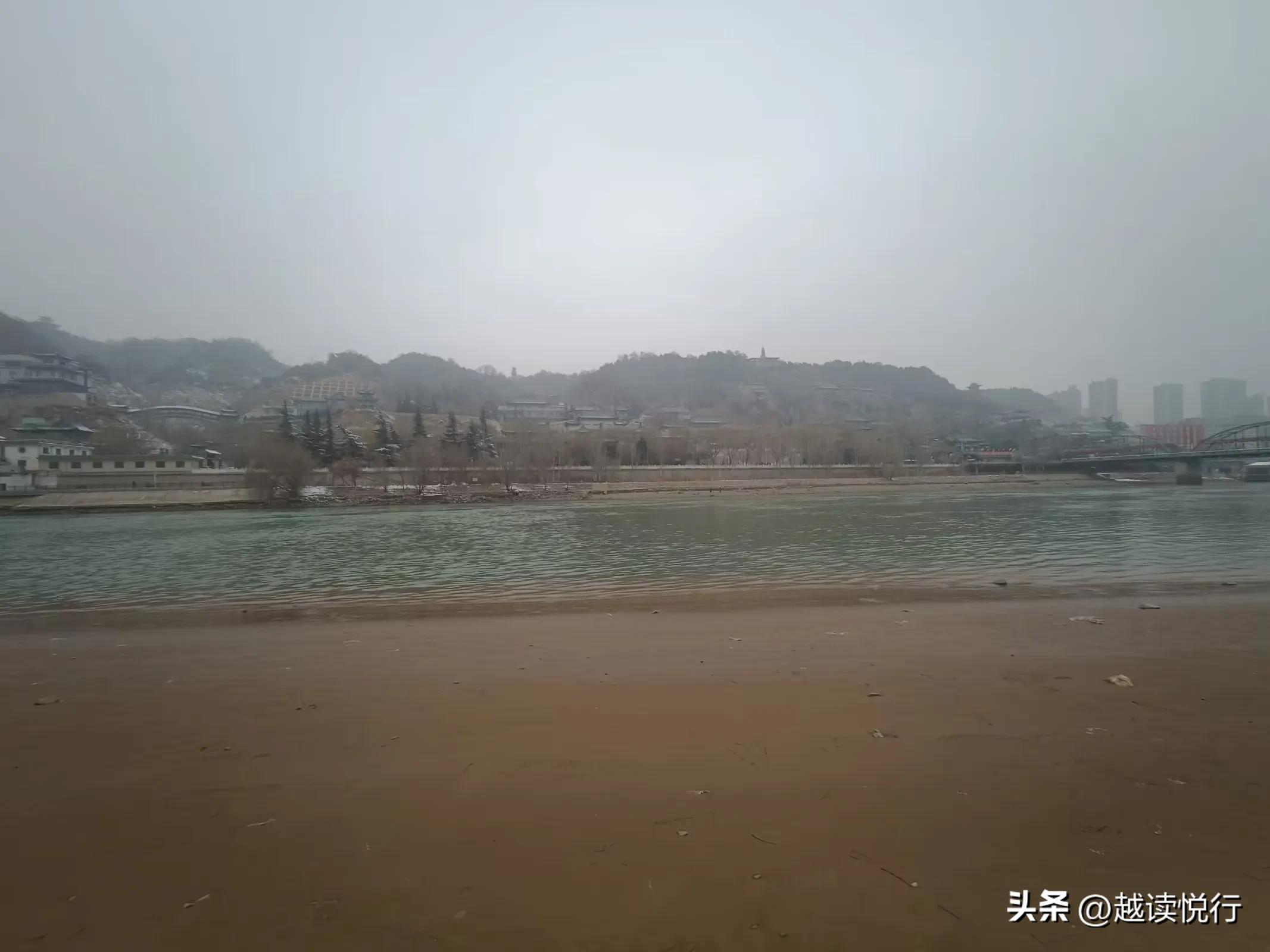 北方春来迟，料峭春寒中，看黄河水暖，白塔山醒！