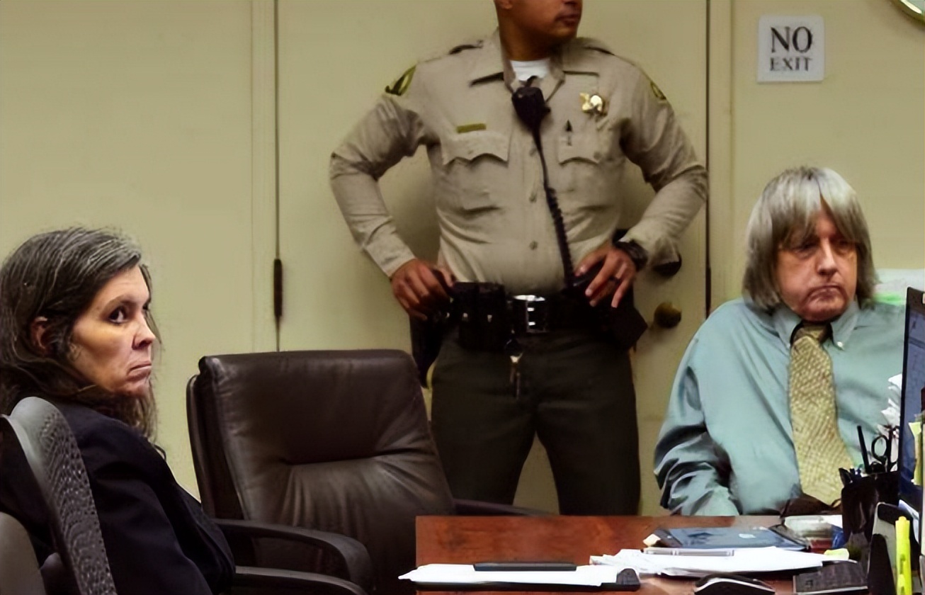 美国夫妇把十三个孩子当狗养,美国夫妇收养中国孩子成为名人