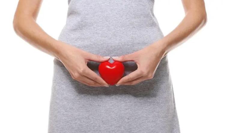 女孩初次来例假是多大岁数,女孩第一次月经多大年龄正常