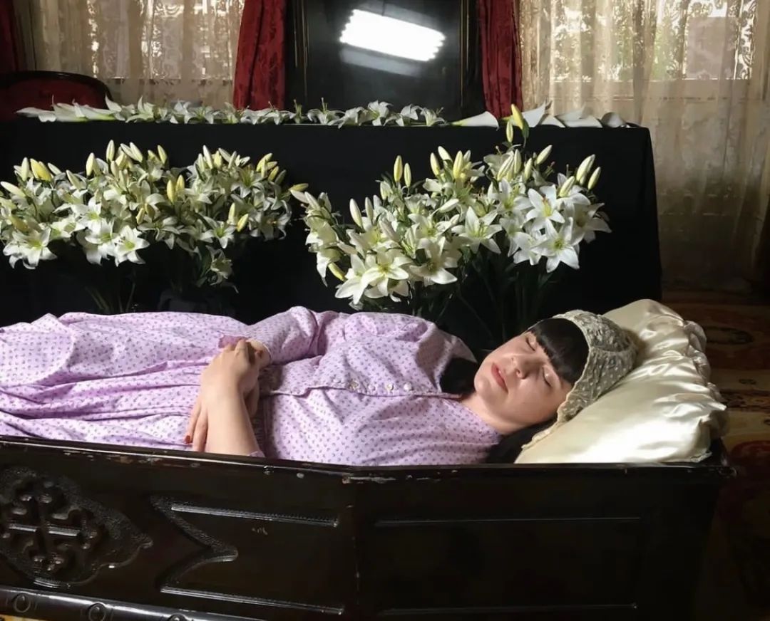 80后女孩记录世界奇葩葬礼，吸粉200万