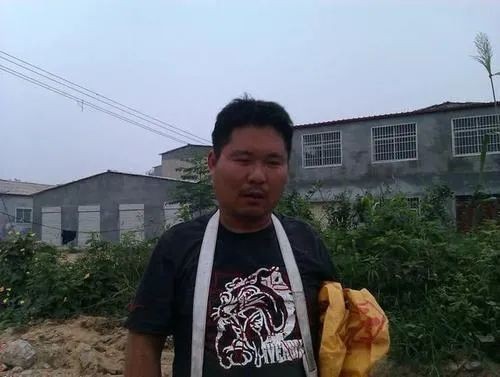 假扮乞丐吃垃圾500块卖进黑窑厂,崔松旺黑窑厂老板最后怎么处理